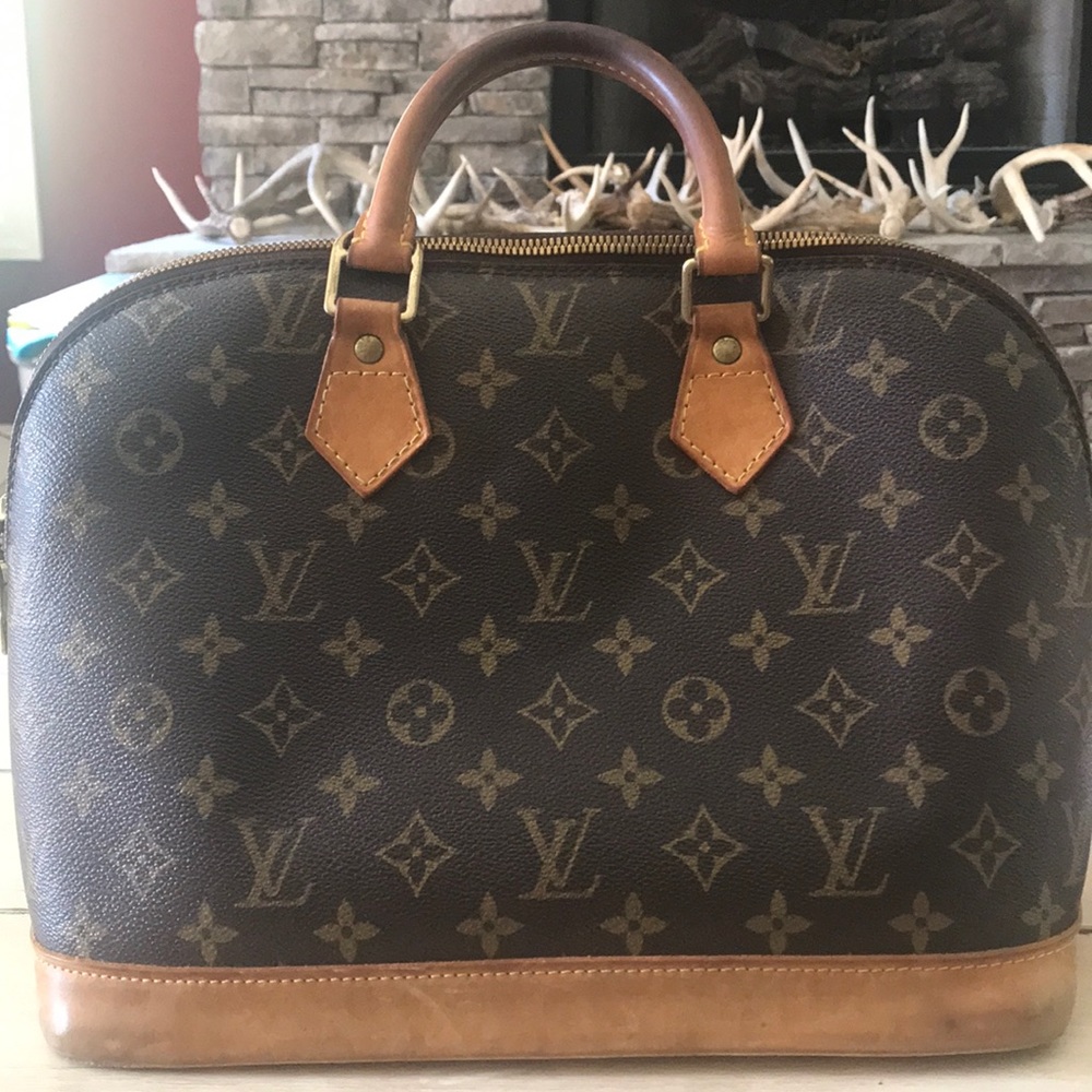 AUTHENTIC Louis Vuitton monogram Alma handbag